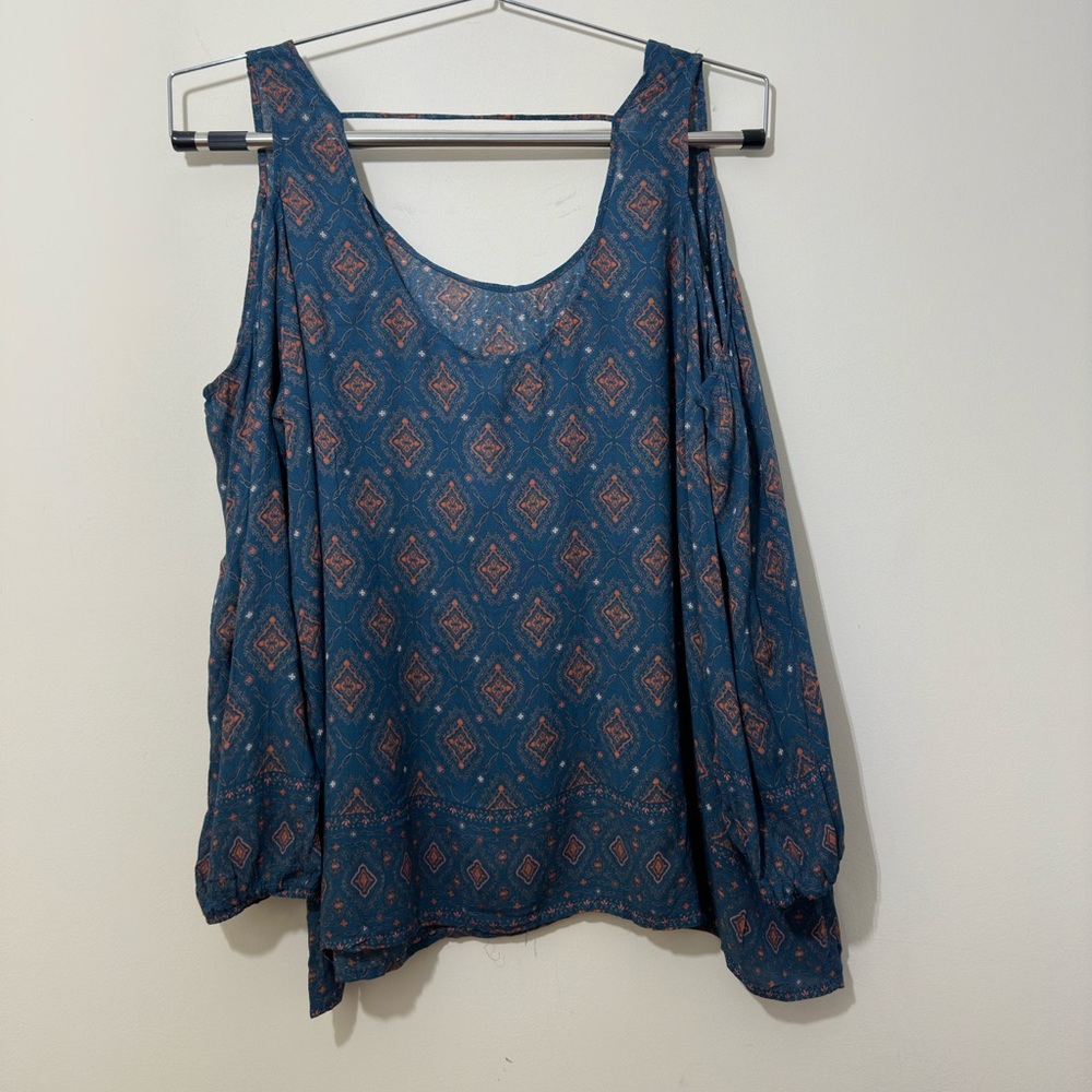 Torrid || Woman’s Geo Print Gauze Cold Shoulder Blouse Top Shirt Sz 4 - Picture 2 of 7